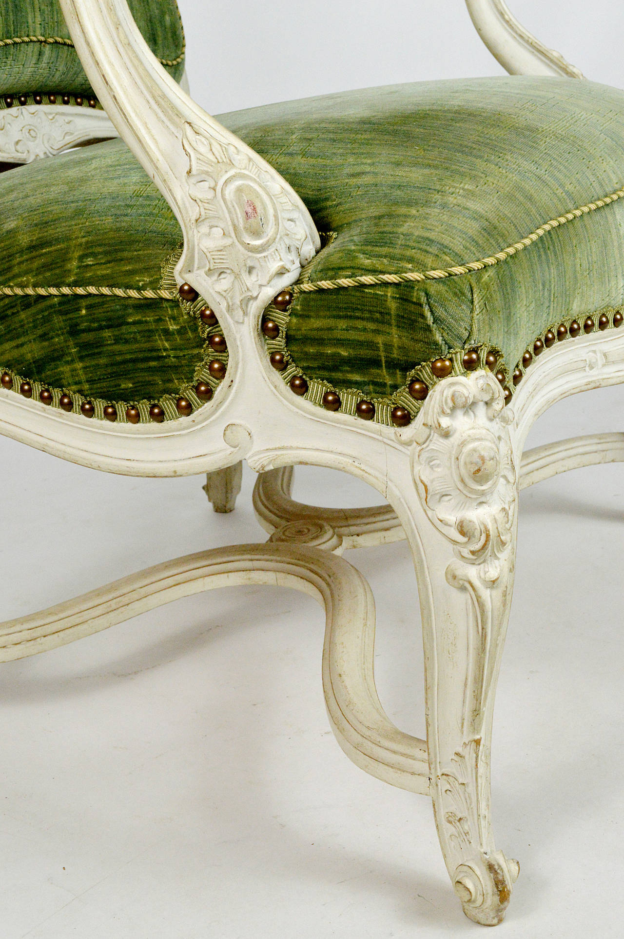Fine Pair of Louis XV Style Painted Chairs In Good Condition For Sale In Atlanta, GA
