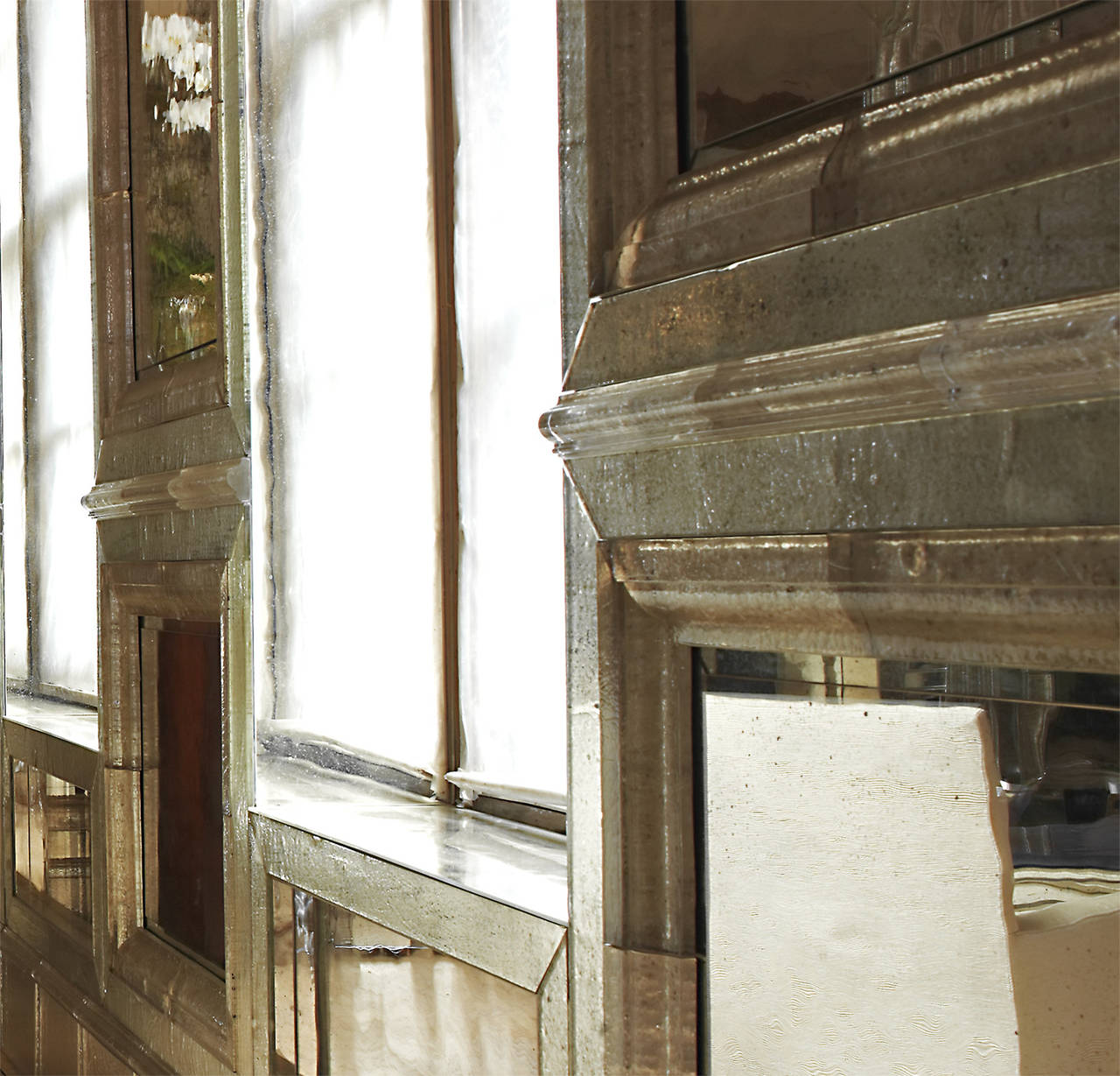 Moulure architecturale en verre coulé à la main avec miroir
no. 1102 montré en finition naturelle couleur argent antique. Taille totale par pièce L 2