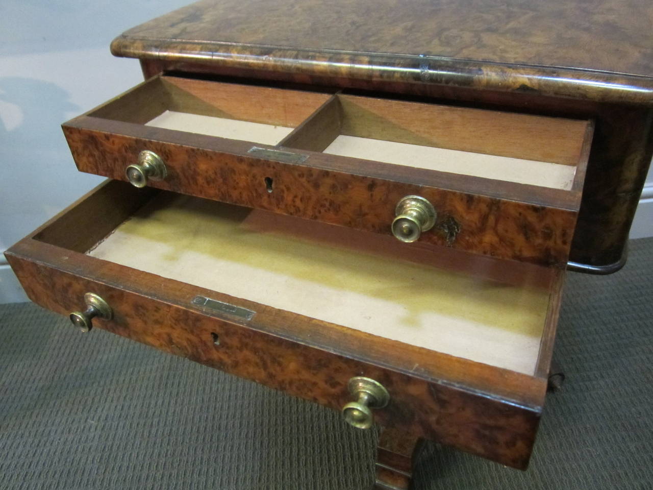 Rare Early 19th Century Burr Yew Wood Pedestal Workbox on Stand In Excellent Condition For Sale In Cambridgeshire, GB