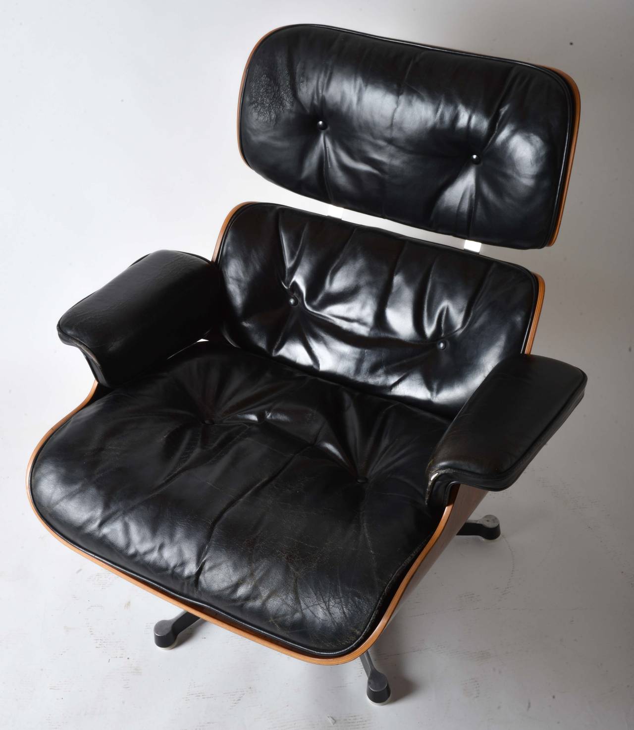 Mid-20th Century Iconic Eames Lounge Chair for Herman Miller For Sale