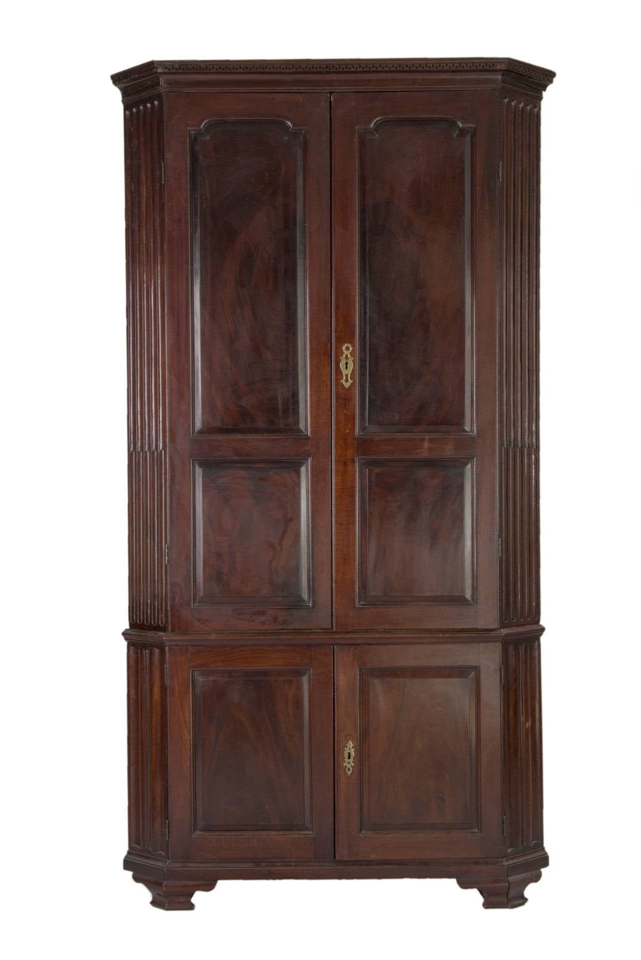 A very nice George III Chippendale period mahogany and pine two-piece corner cupboard with a superb barrel-shaped interior with the original and decorative floral painting. Good original color and patina, architectural detail in the cornice with