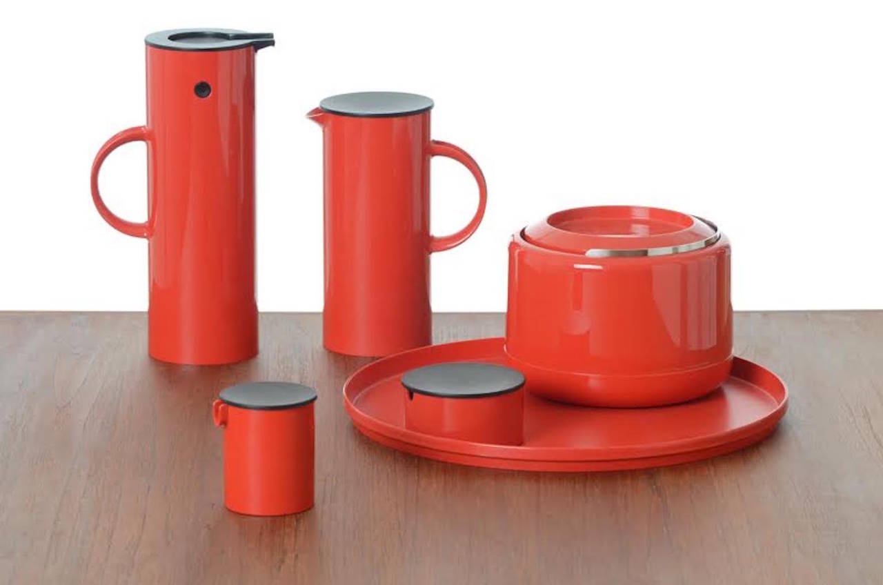 This pristine service includes six pieces:
Hot/cold vacuum jug, pitcher, ice bucket, creamer, sugar and tray. For coffee, tea, water service, etc.
