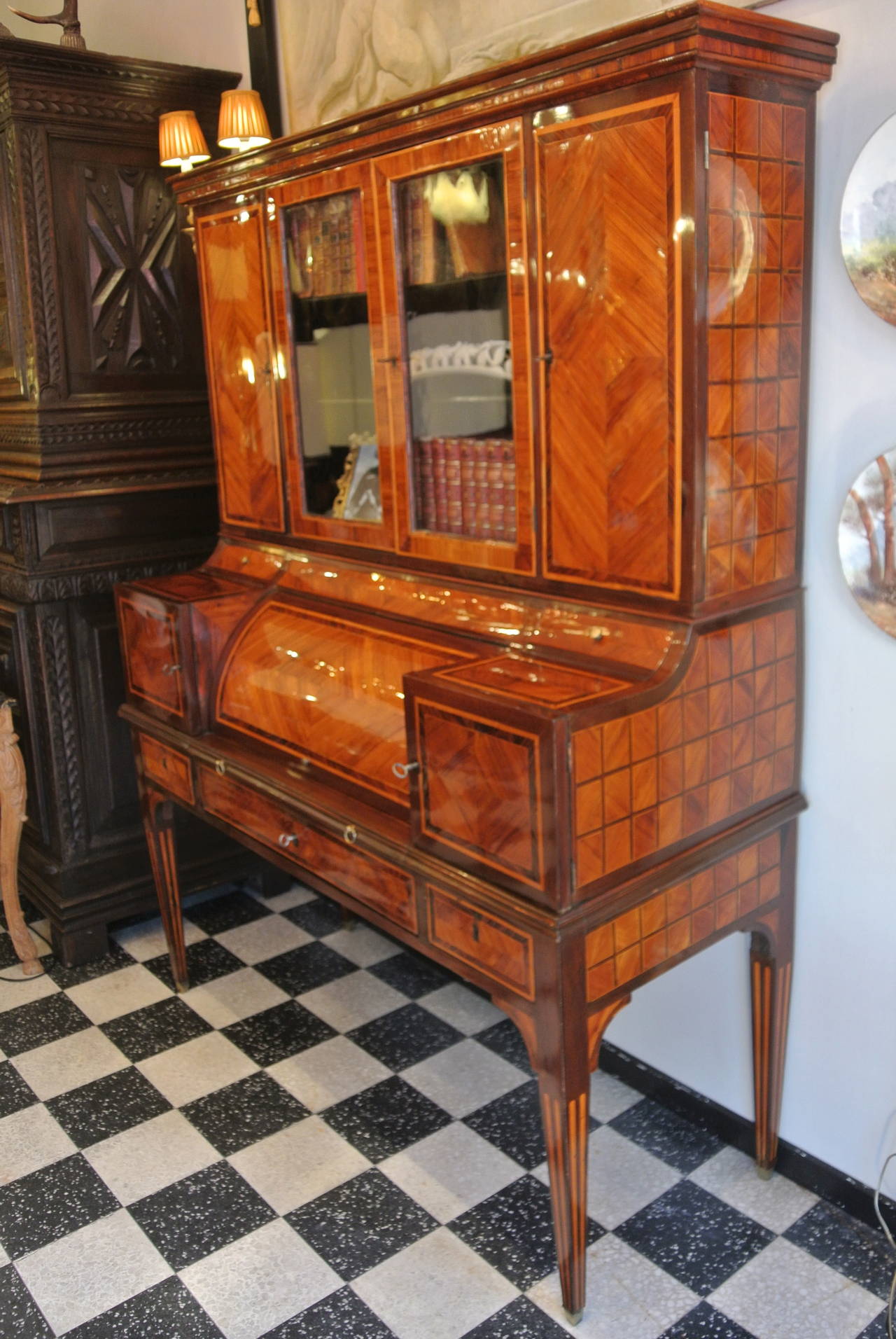 Exceptional Office cylinder, 18th century, forming above library, Louis XVI, rosewood marquetry. h: 1m84, l: 1m37, p: 0,55cm.