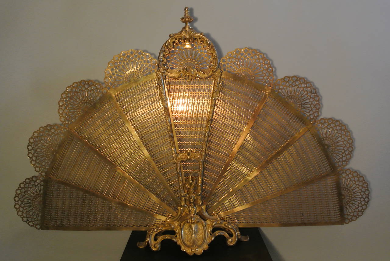 Exceptional quality bronze dore fire place screen in a peacock fan design, Napoleon III, 19th Century. 69cm Tall x 1m10 cm Wide.