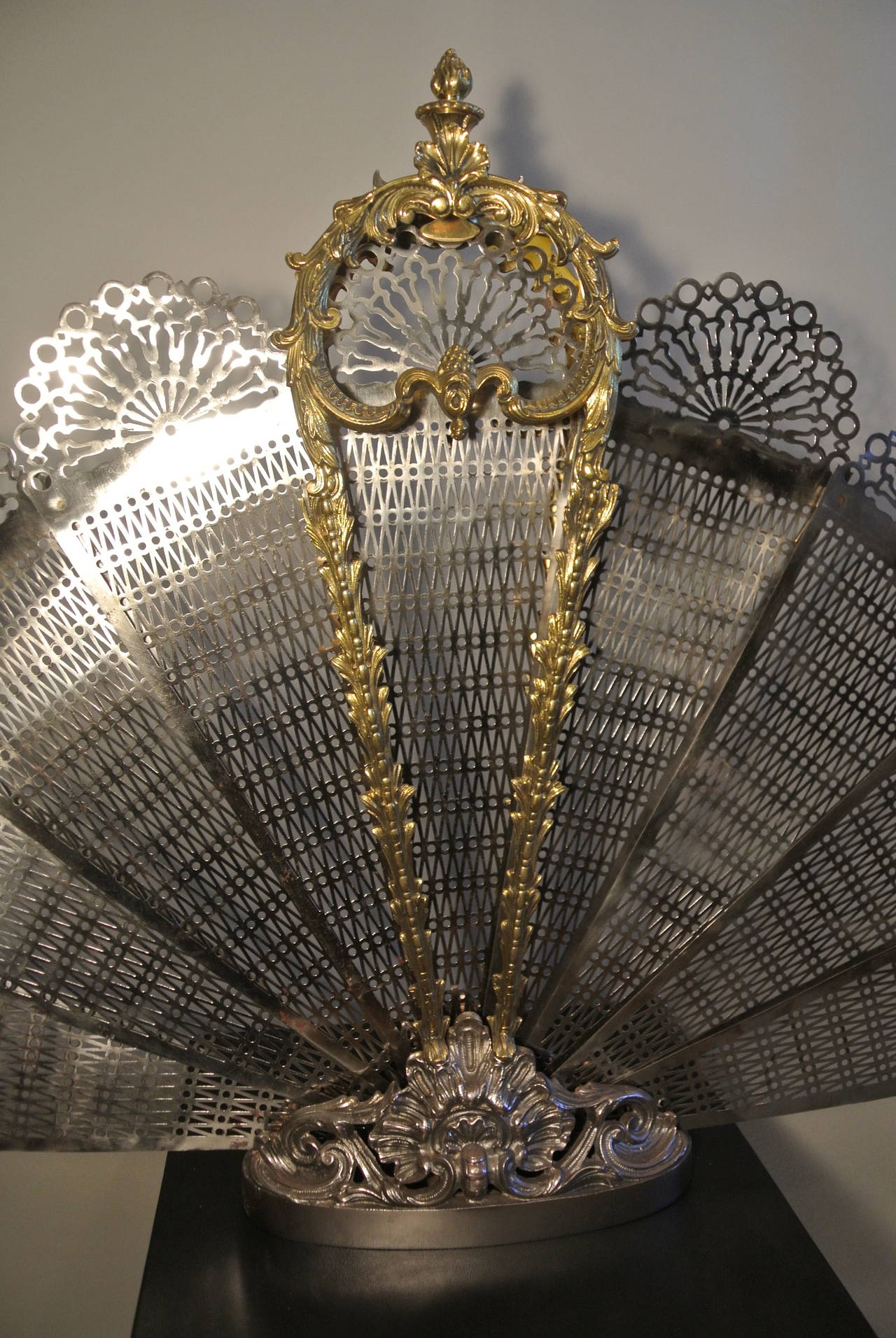 Exceptional Bronze and Iron Fire Place Screen in a Peacock Fan Design In Excellent Condition In Saint-Ouen, FR
