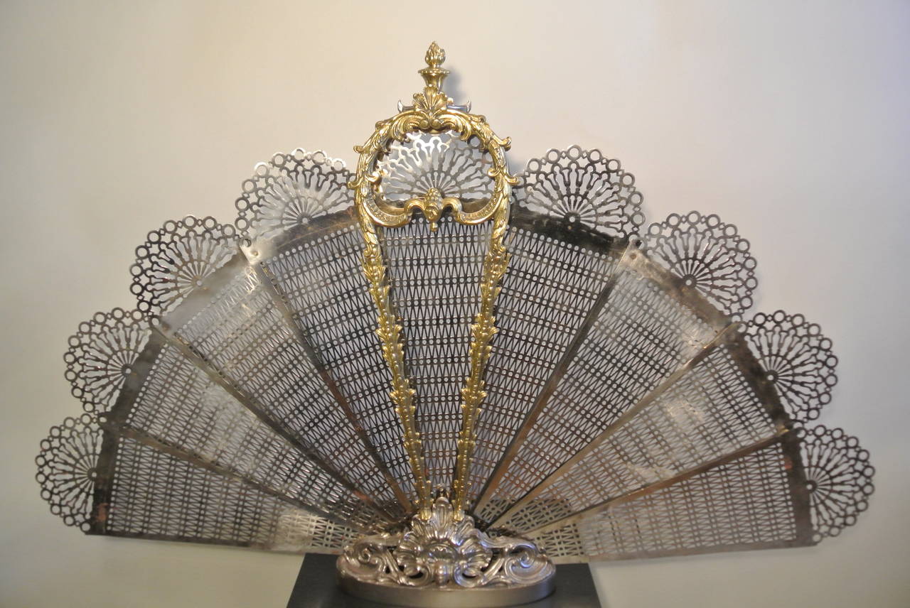 Exceptional quality bronze and iron fire place screen in a peacock fan design, Napoleon III, 19th century. 70cm tall x 114 cm wide.