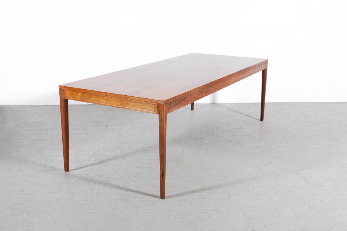 Large and Long table in Brazilian Rosewood designed by Finn Juhl for France & Son. 1962. This is the extra long size of the Diplomat Series : 228 cm. Up to ten chairs can be placed.
Excellent condition.


