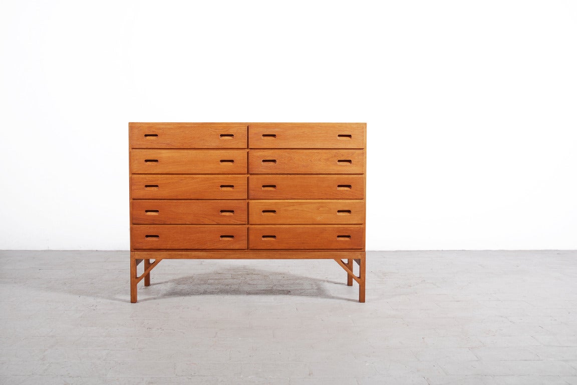 Rare Børge Mogensen oak chest of drawers. Produced by C. M. Madsen for FDB Møbler, circa 1960. Manufacturer's stamp on the back.
Excellent condition.