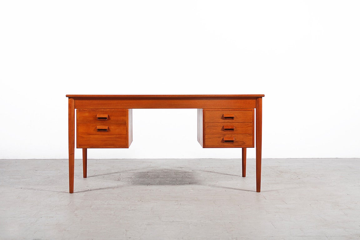 Teak Desk designed by Børge Mogensen and manufactured by Søborg Møbelfabrik in the 1960's.
Very good condition.