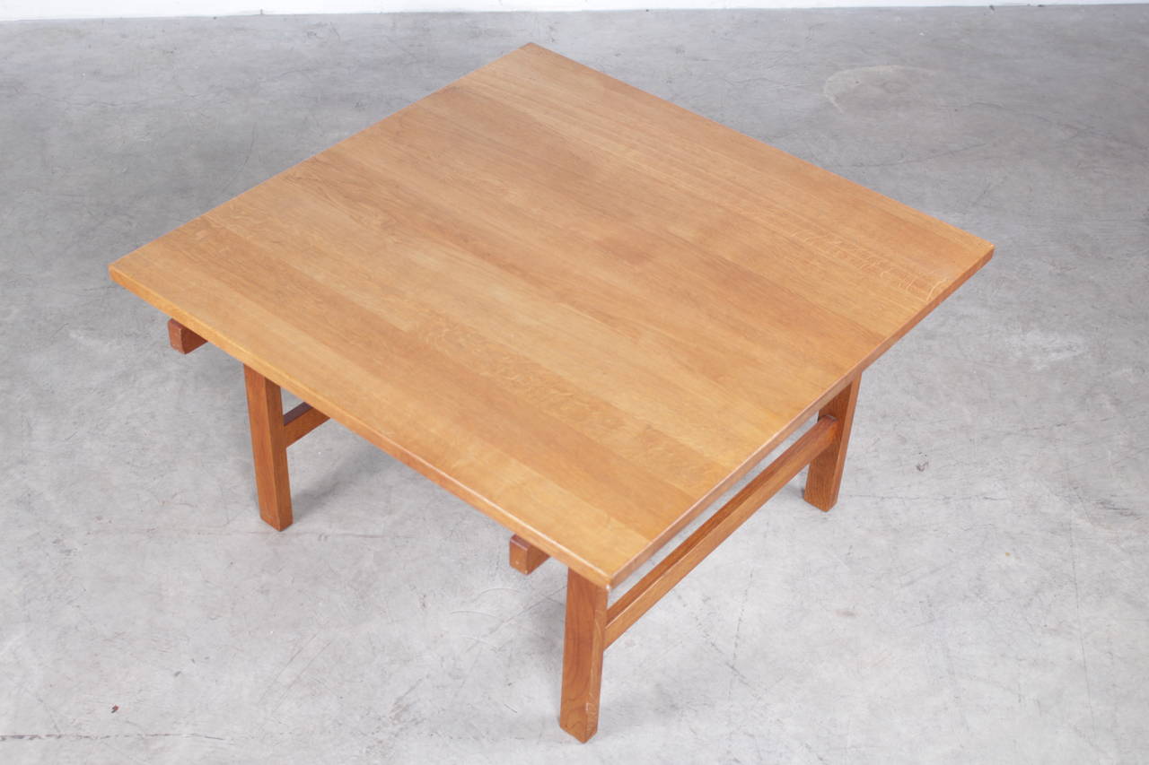 Beautiful square oak coffee table in very good conditions, refined and functionalist design.

A light darkened mark on the table top, probably due to a past liquid spot, please see picture 6.