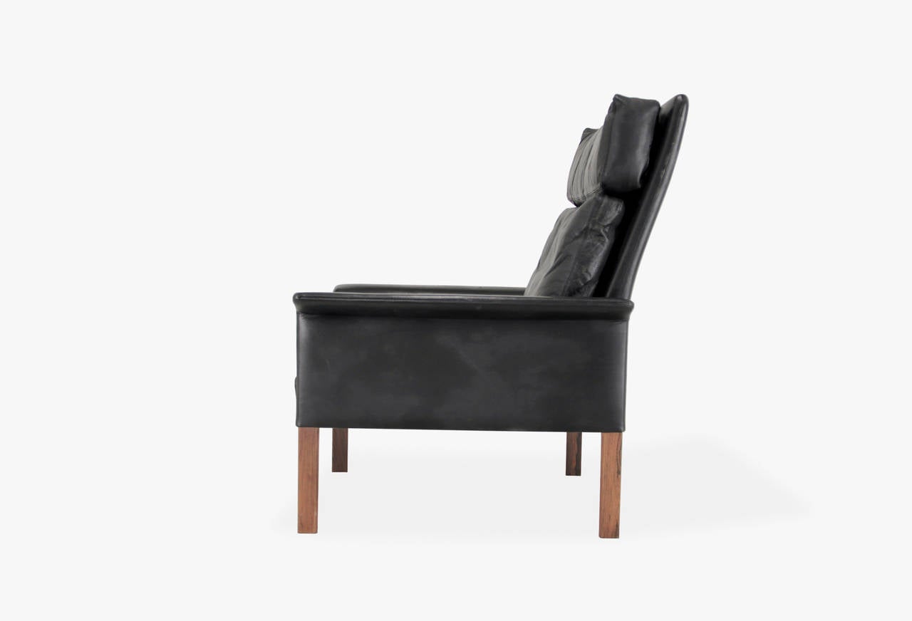 Beautiful lounge chair by Hans Olsen on a rosewood frame and original leather upholstery. Model '500H', manufactured in Denmark by C/S Mobelfabrik from 1963.