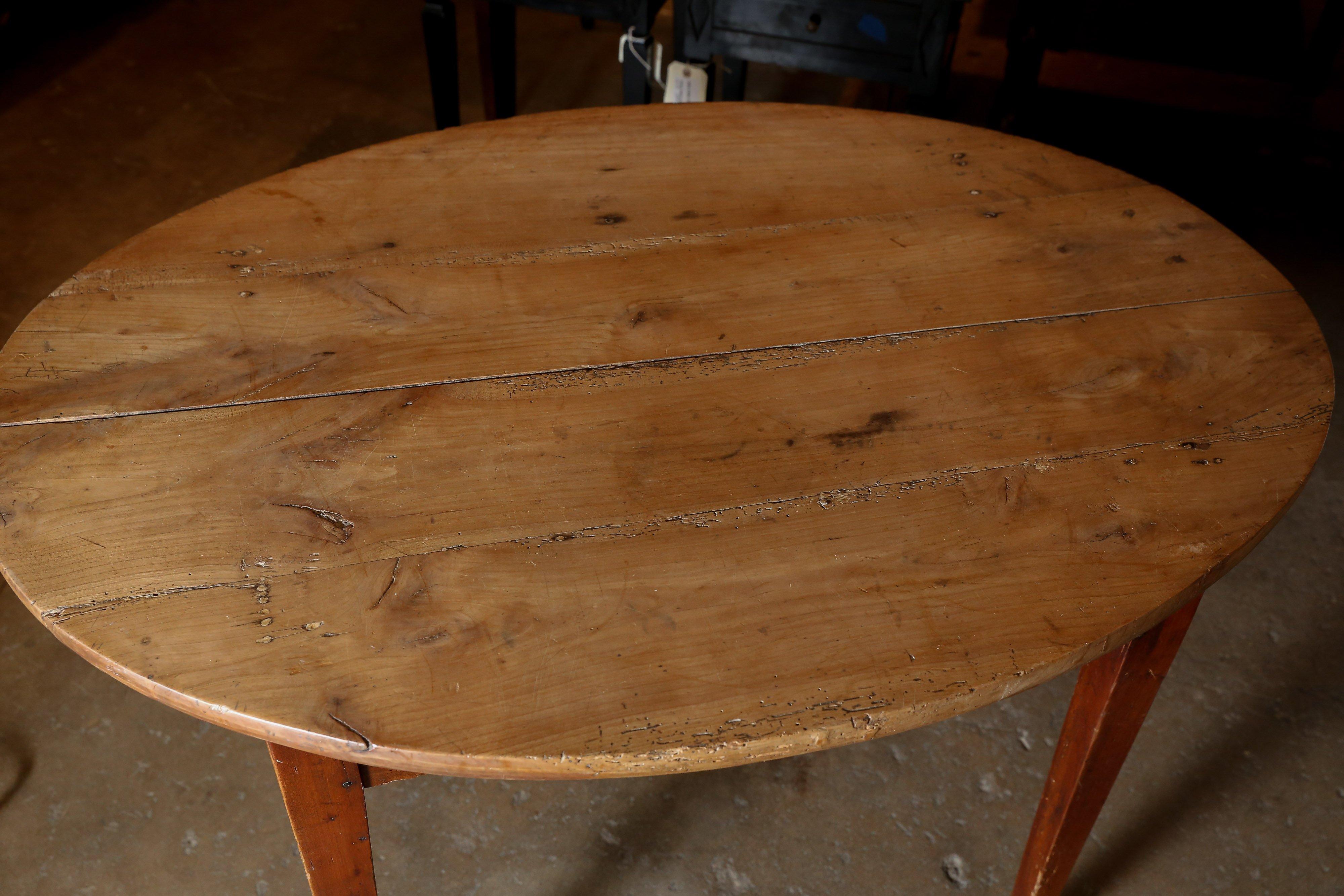 Antique 19th Century Cherry Oval Table In Excellent Condition For Sale In Houston, TX