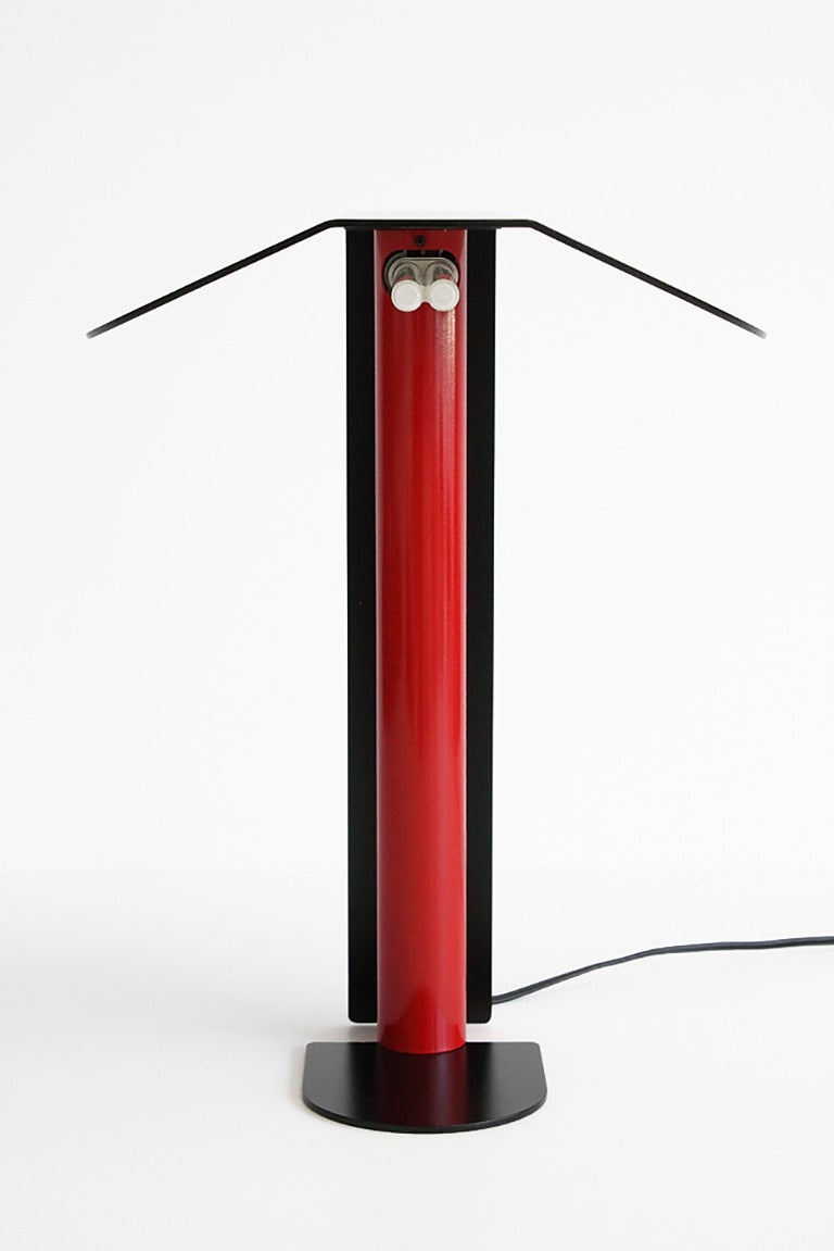 Modernist Italian Black And Red Metal Desk Lamp At 1stdibs Post Modern Modernist Italian Black And Red Metal Desk Lamp For