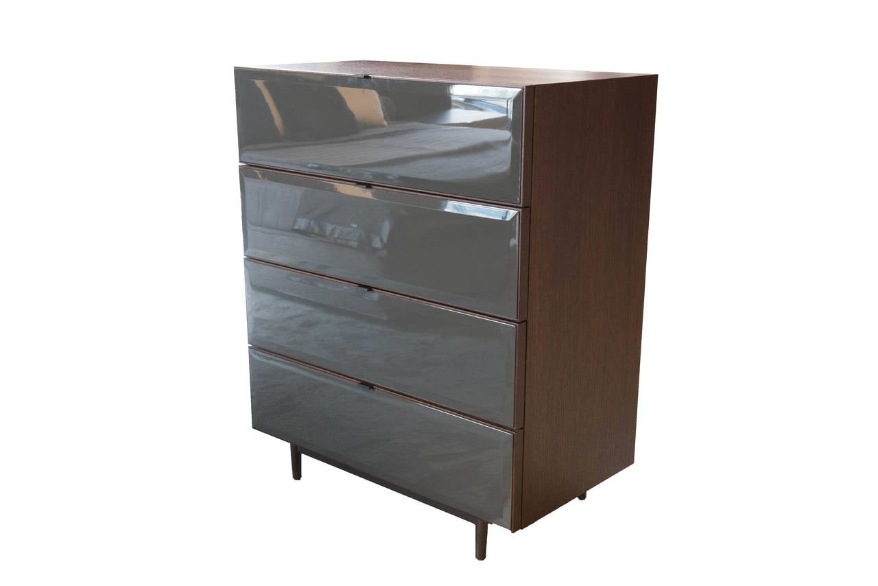 Structure: 20 mm wood, top assembled
at 45° to the sides panel. Doors and
drawers in 30 mm wood. Metal handle,
glossy Pewter finish. Drawers with Blum
Motion guides.

Floating base: 30 x 40 mm rectangular
section metal frame with a matte