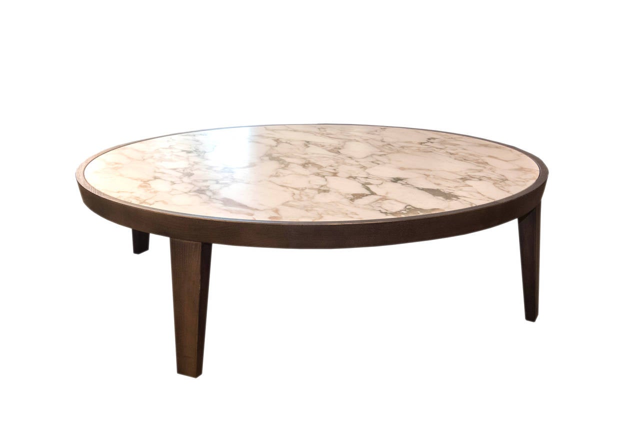 This elegant coffee table, introduced by Flexform in 2009 has a frame in solid ashwood. The inset marble top is Carrara gold stone.