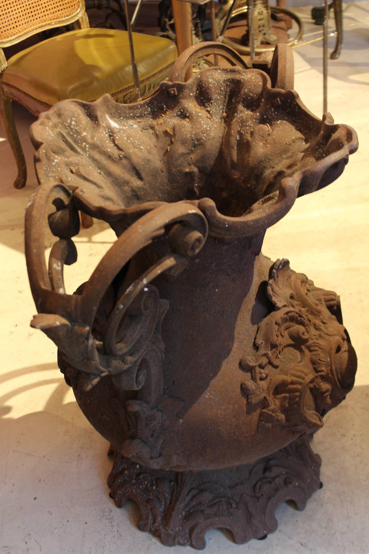 Garden Cast Iron Urn, France, End of the 19th Century In Excellent Condition For Sale In Saint-Ouen, FR