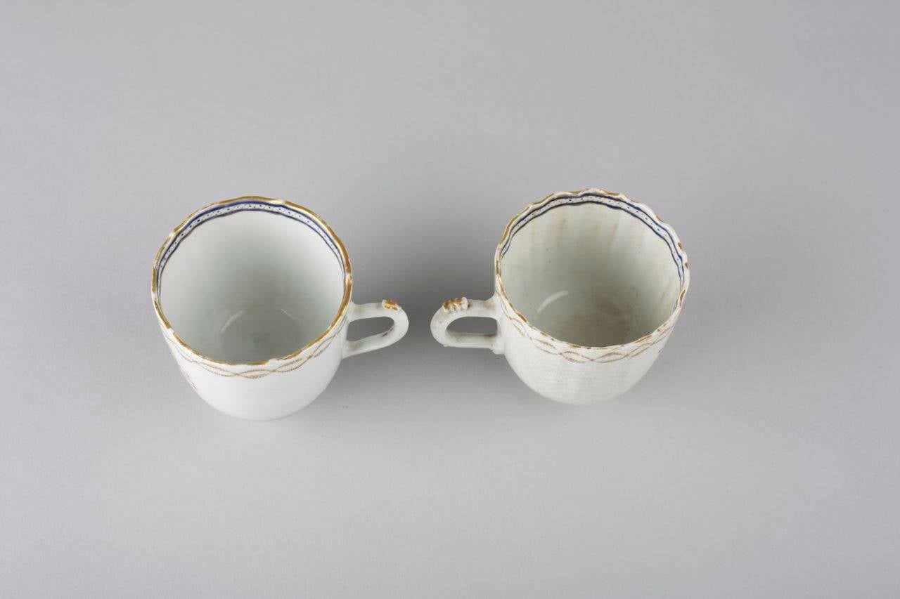 Qing Chinese export porcelain coffee cups with arms of New York State, 18th century For Sale