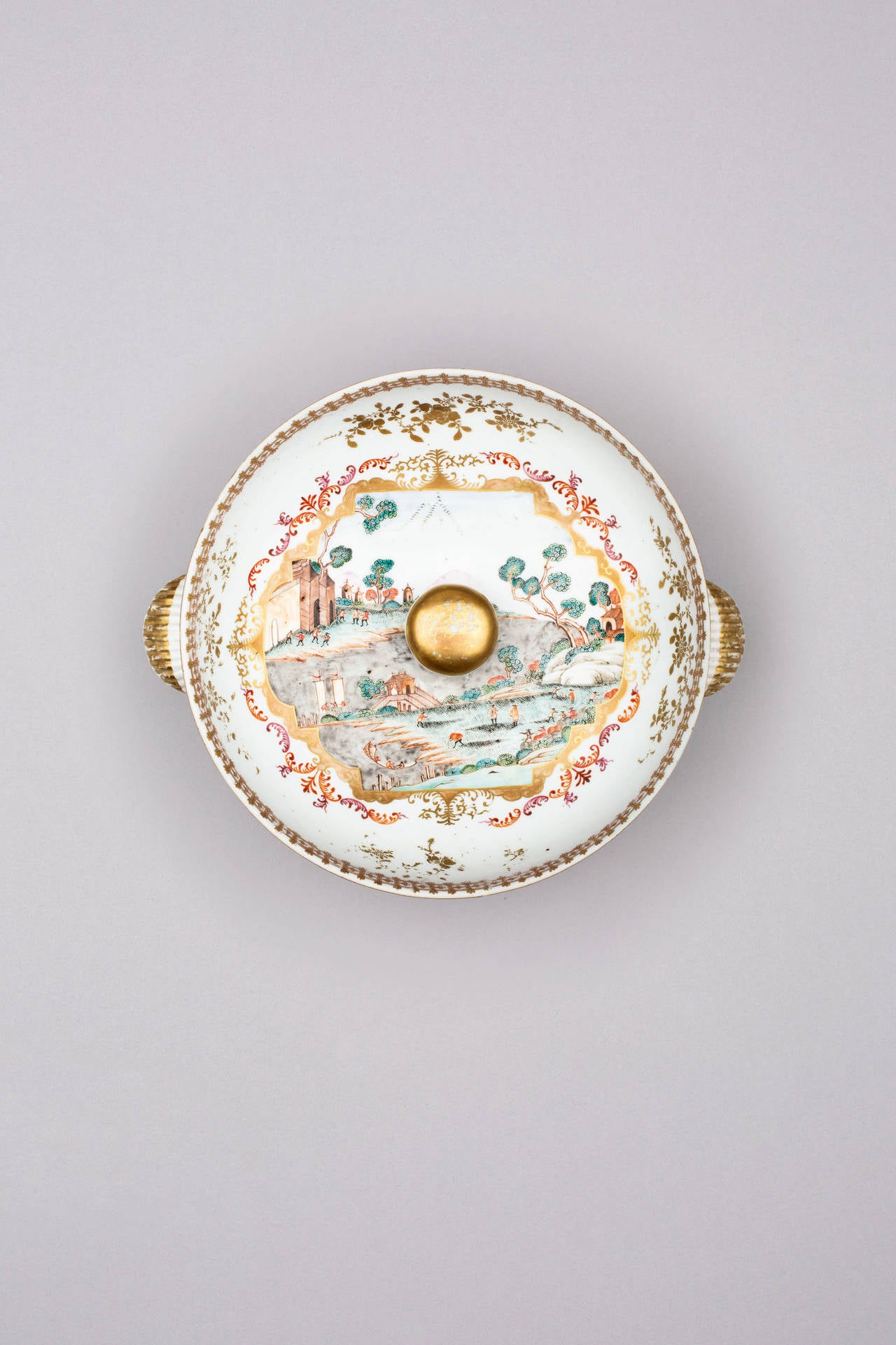 Qing Famille rose large circular tureen, cover and stand, after Meissen, 18th century