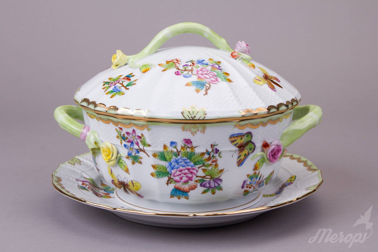 The set consists of

One piece tureen with lid:
Width: 9.8