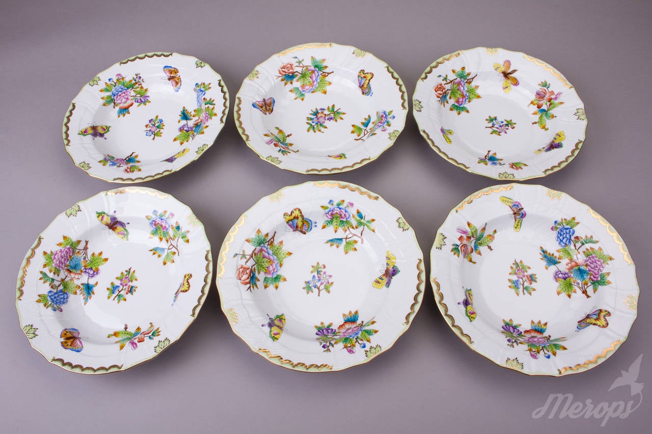 Hand-Painted Herend Queen Victoria Rocaille Dinner Service for Six Persons, circa 1975