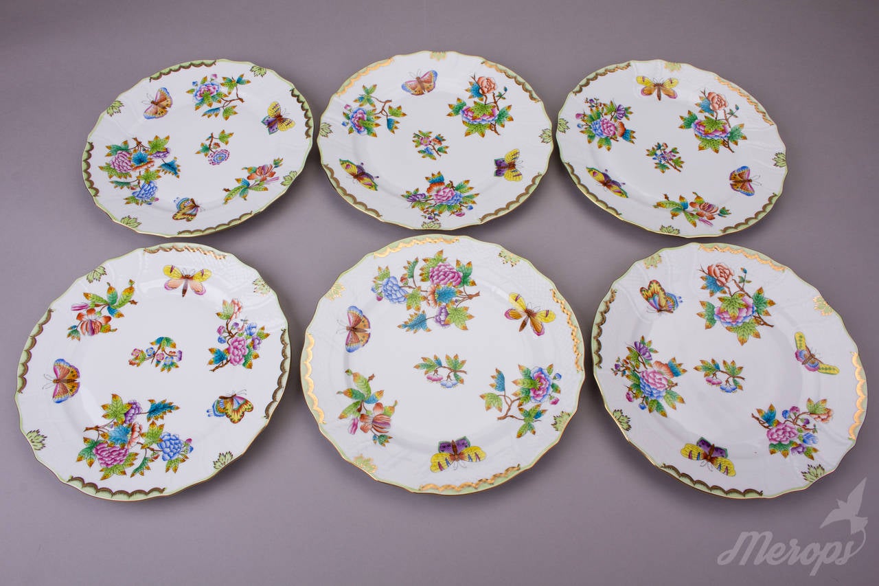 Hungarian Herend Queen Victoria Rocaille Dinner Service for Six Persons, circa 1975