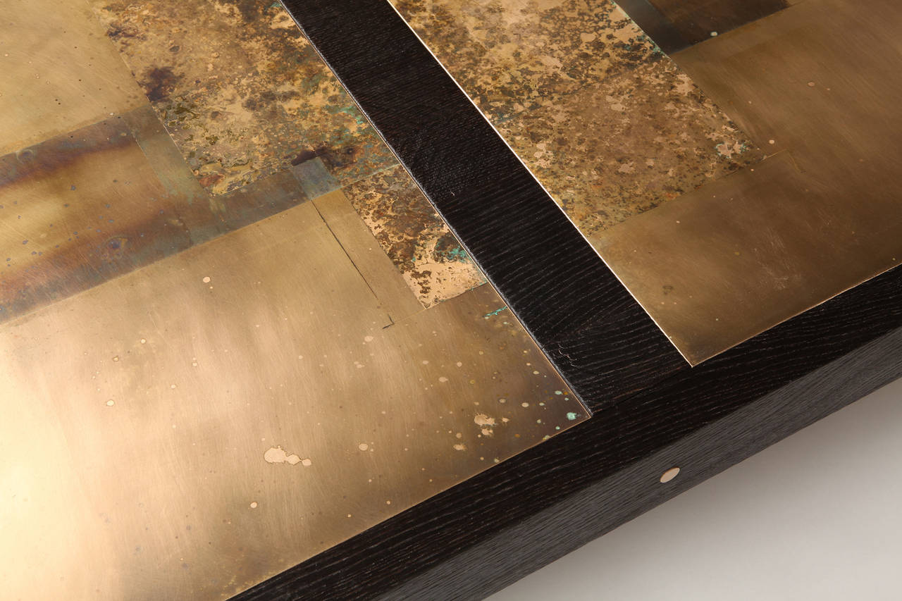Buriné Table basse Divided Lands en bronze gravé et chêne calciné du Studio Roeper en vente
