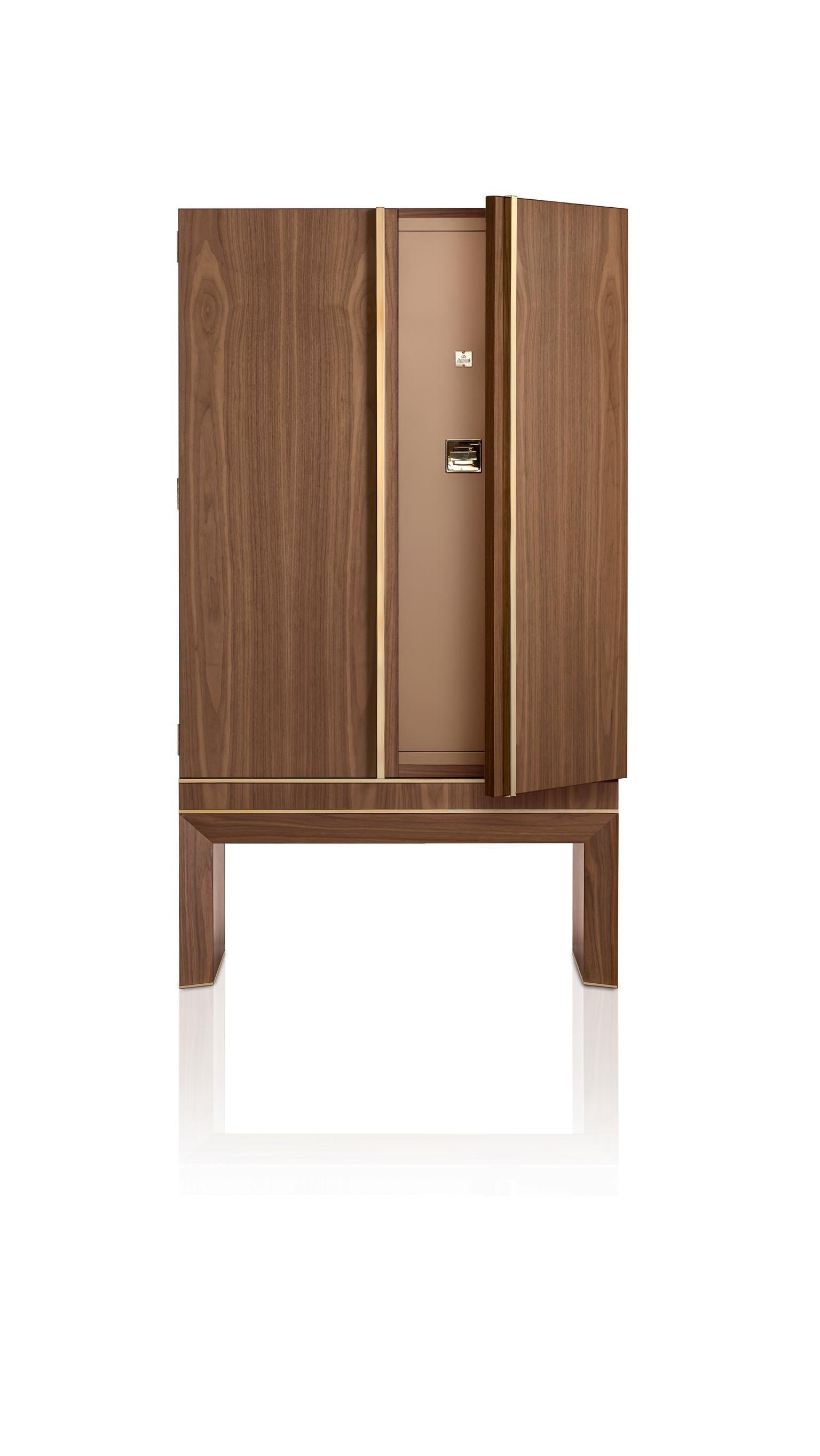 En vente : Brown (Walnut) Agresti Lei Lui Armoire avec coffre-fort 2