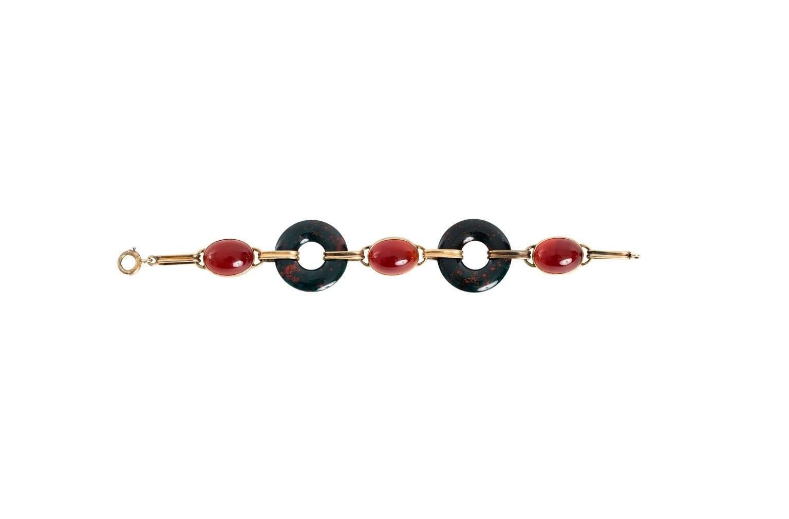 1940's agate link bracelet made up of black onyx, amber carnelian, and 14K gold. Length: 7 inches