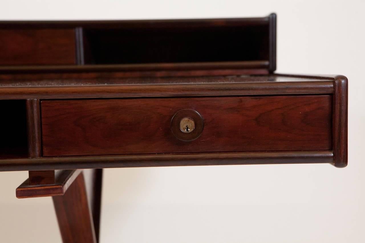 Schreibtisch aus Palisanderholz von Gianfranco Frattini (20. Jahrhundert) im Angebot