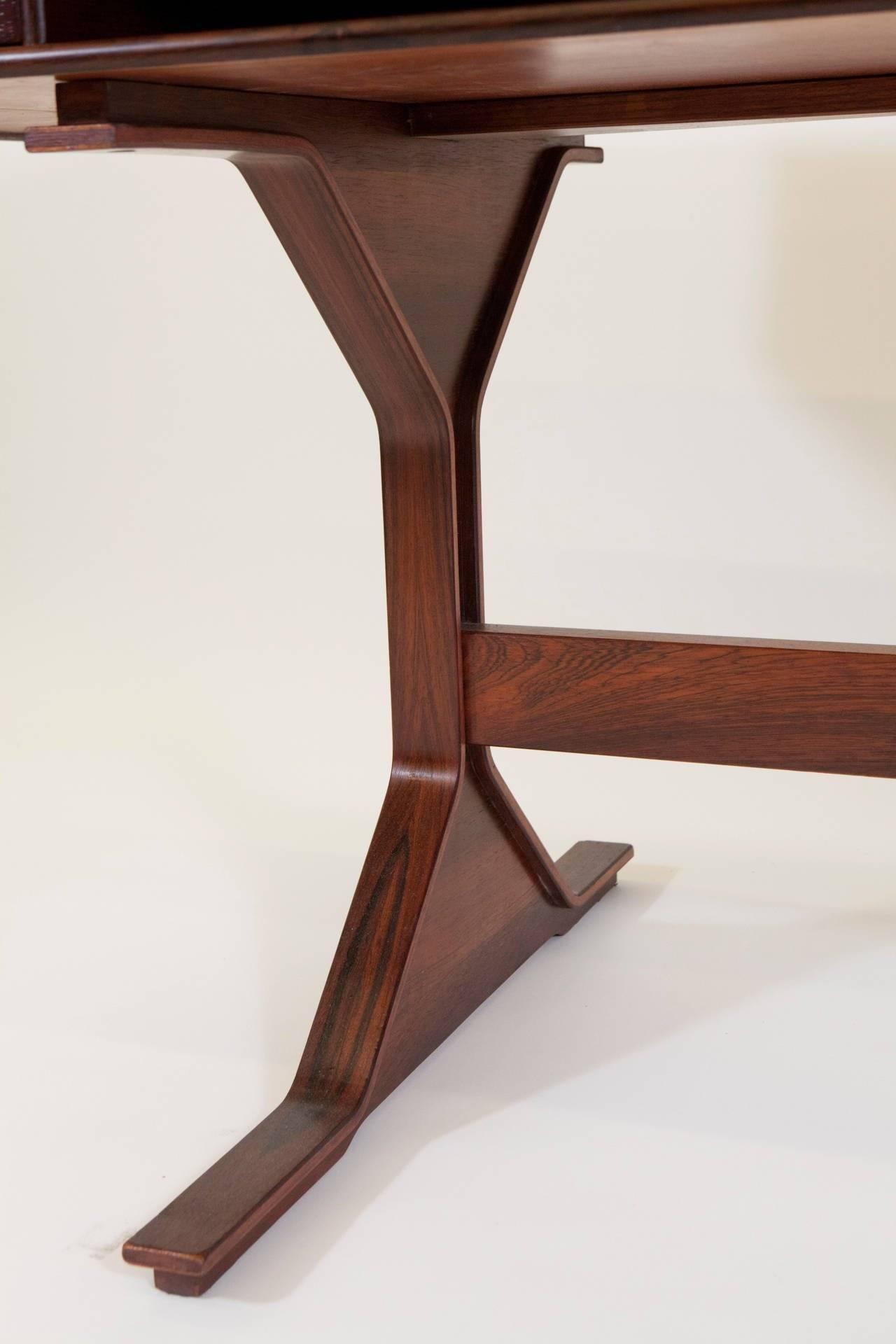 Schreibtisch aus Palisanderholz von Gianfranco Frattini im Angebot 1