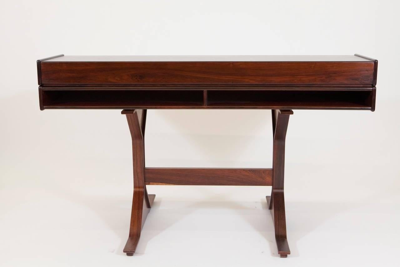 Schreibtisch aus Palisanderholz von Gianfranco Frattini (Rosenholz) im Angebot