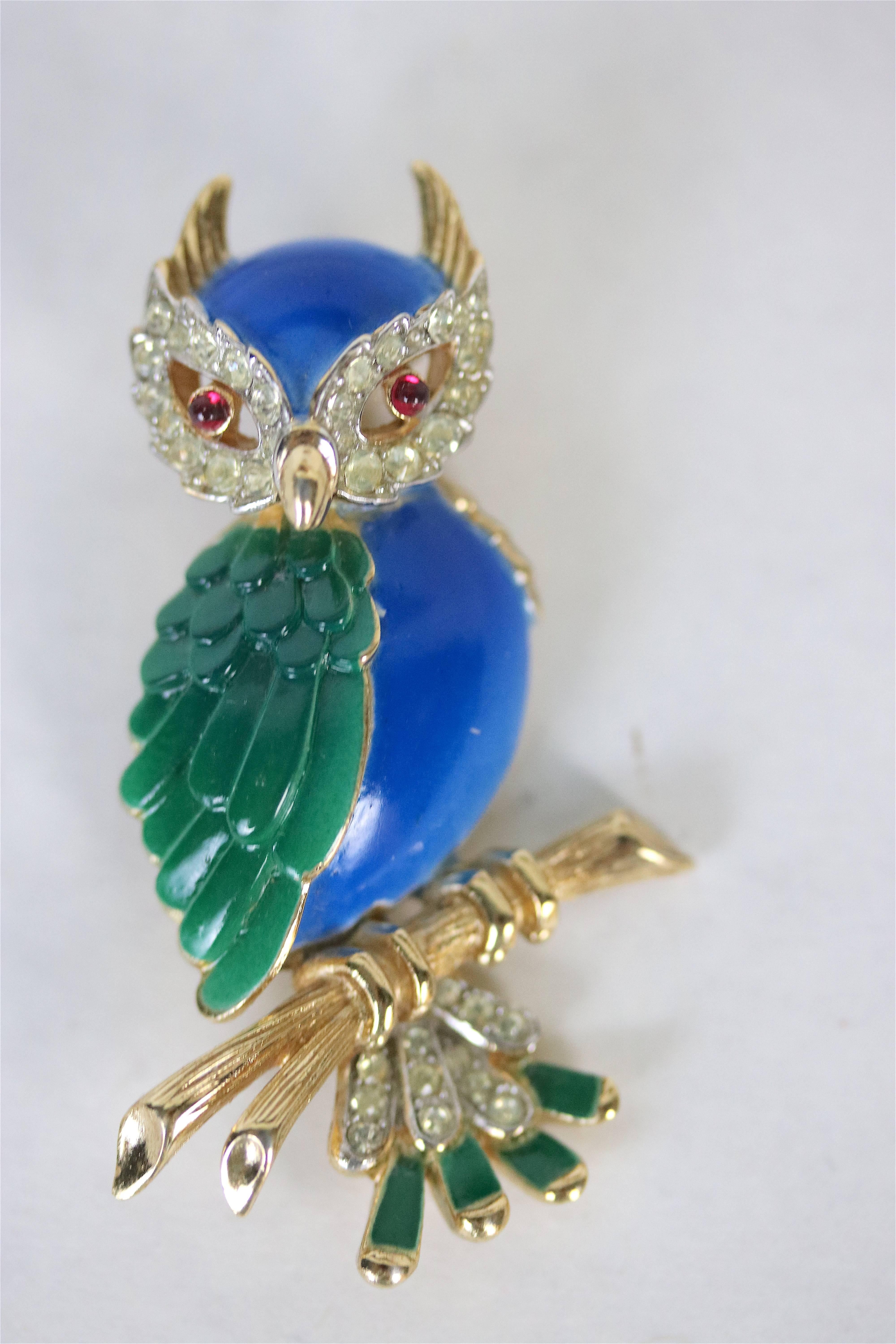 1960s Beautiful Signed Crown Trifari Jeweled Owl Brooch In Good Condition For Sale In West Palm Beach, FL
