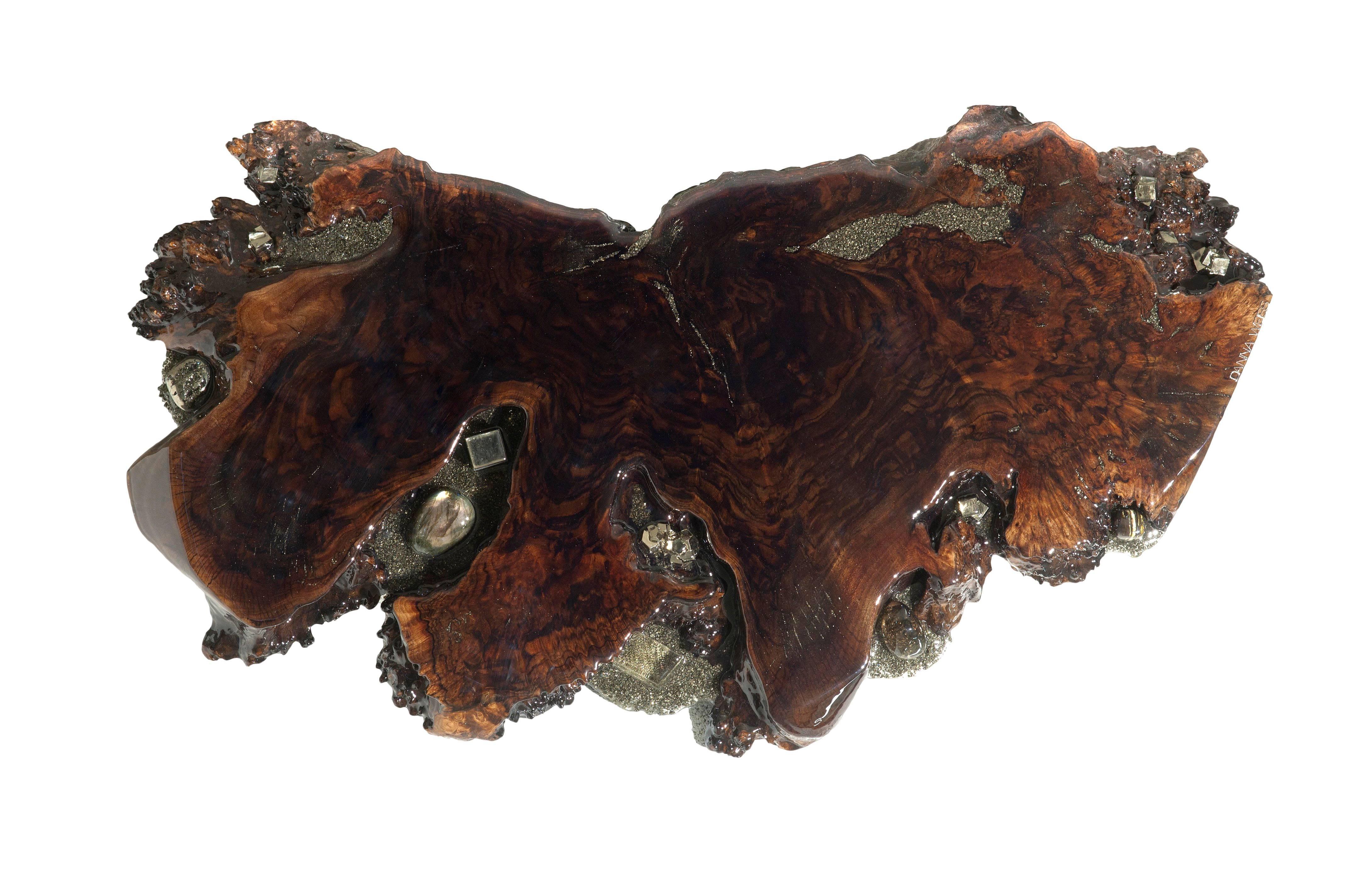 Autre Etagère en bois de noyer Claro avec incrustations de pierres précieuses en cristal Labradorite par Danna Weiss en vente