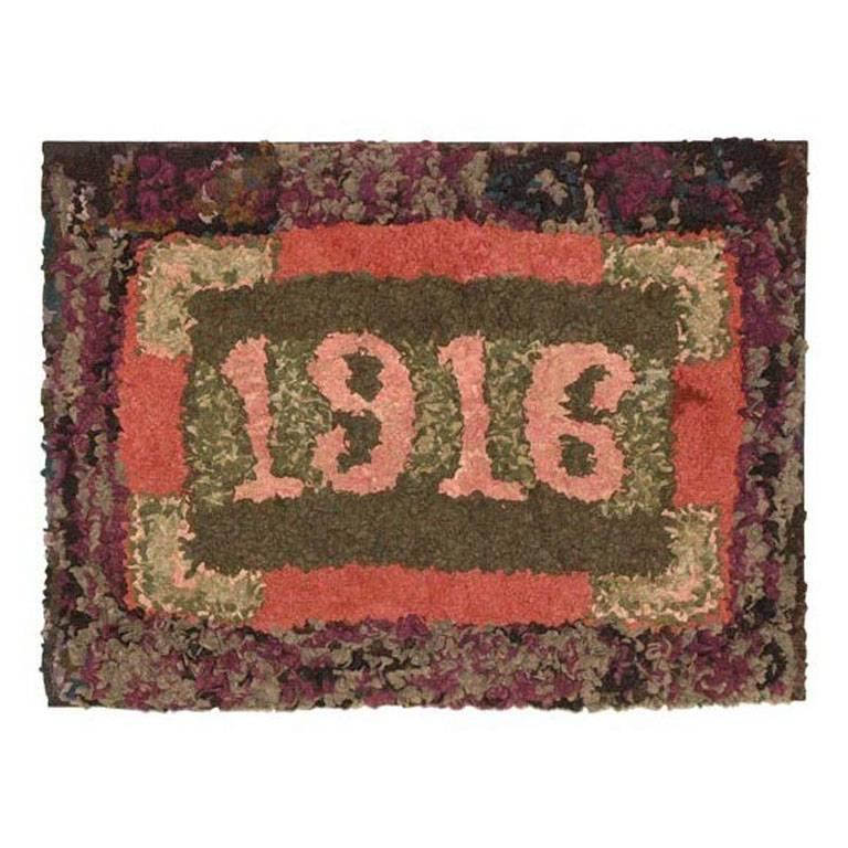 Folky auf 1916 datierter montierter handgehäkelter/geraffter Teppich im Angebot