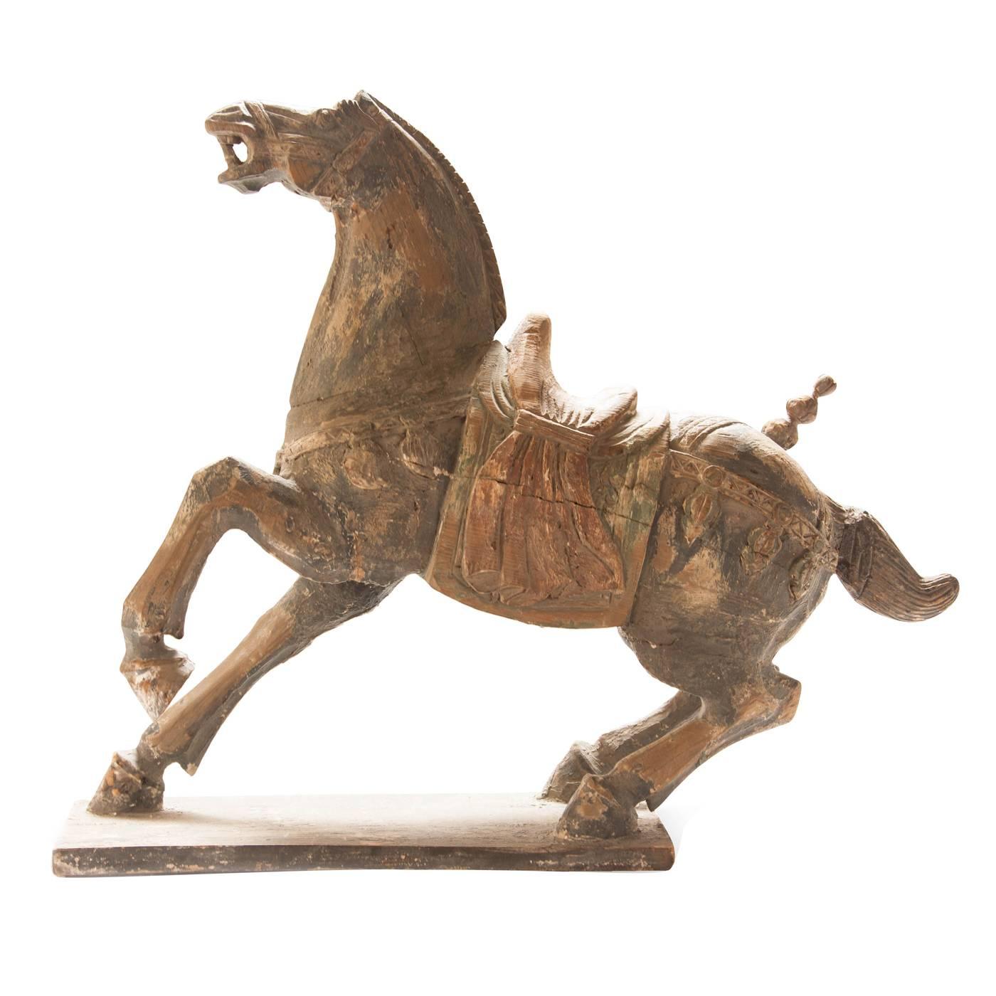 Grand cheval Tang en bois sculpté polychrome 