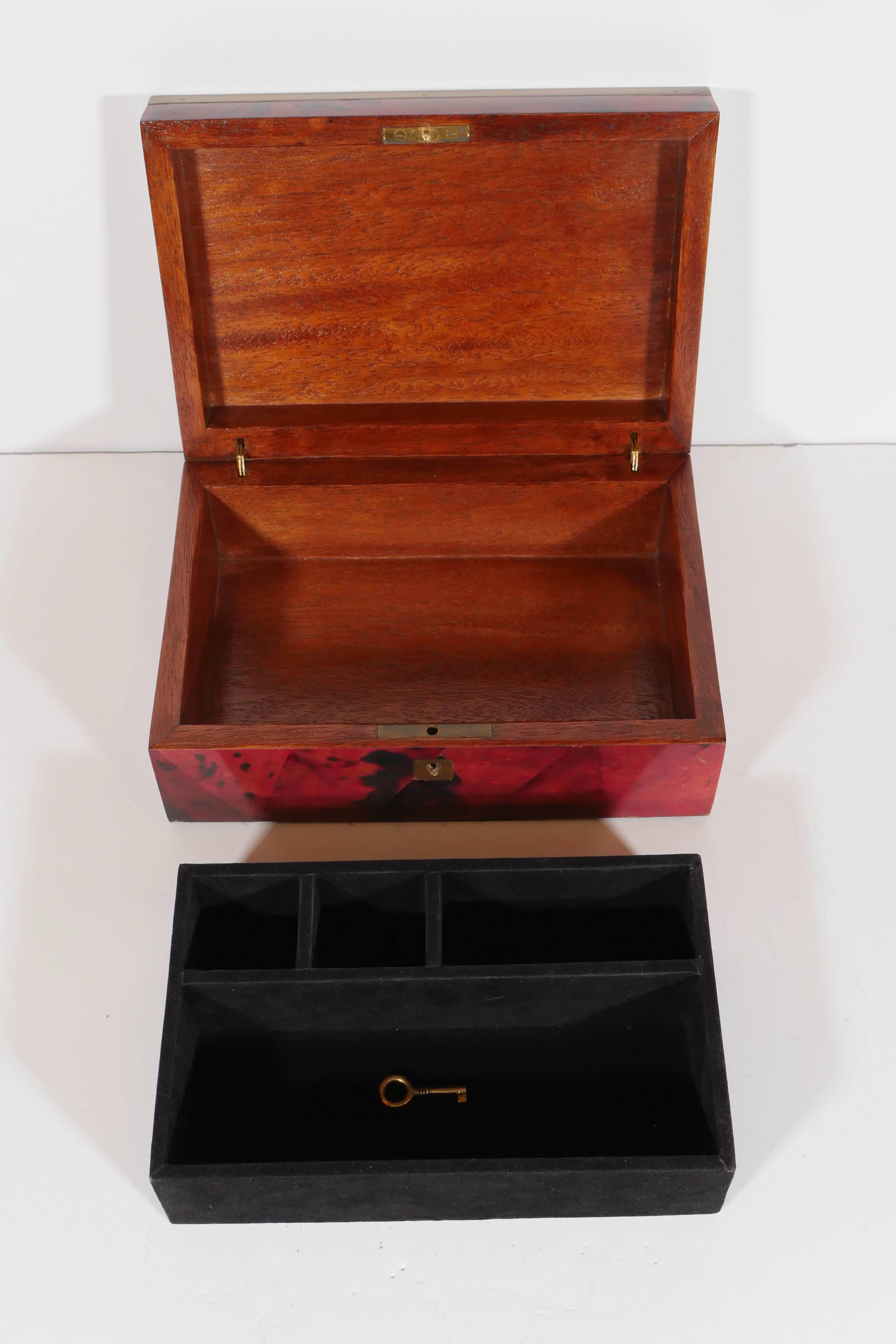 20th Century Exceptional Jewelry Box in Lacquered Pen Shell with Exotic Feather Accents
