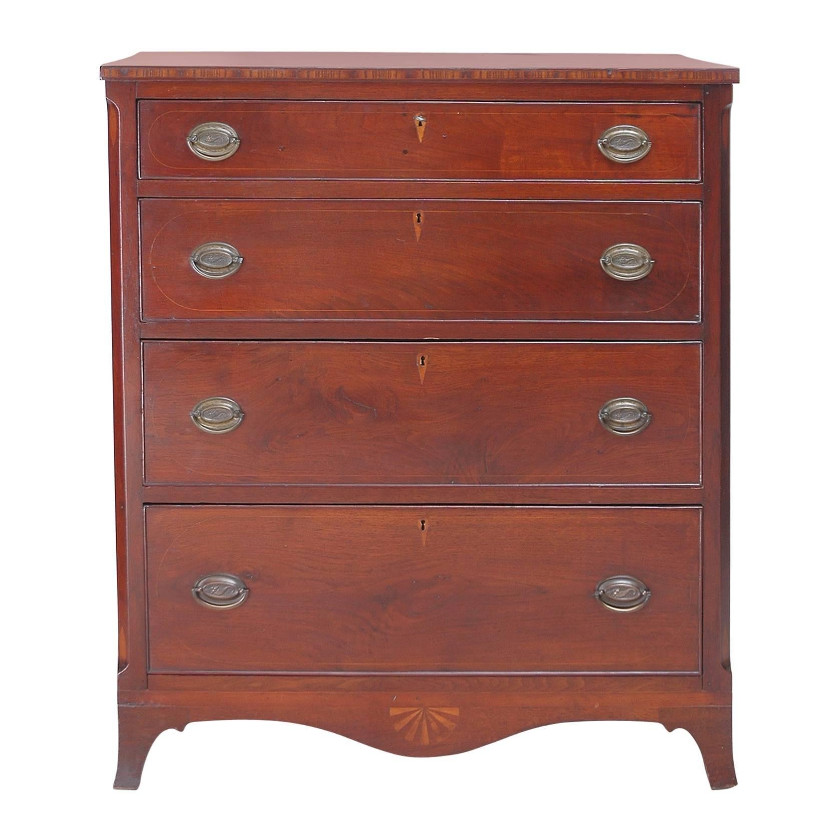 American Hepplewhite Chest of Drawers or Bureau in Mahogany, circa 1800 For Sale