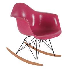 Rare fauteuil à bascule Charles Eames for Herman Miller Hot Pink Lounge Rocking Chair en fibre de verre