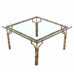 Table basse carrée en métal doré et faux bambou avec plateau en verre épais