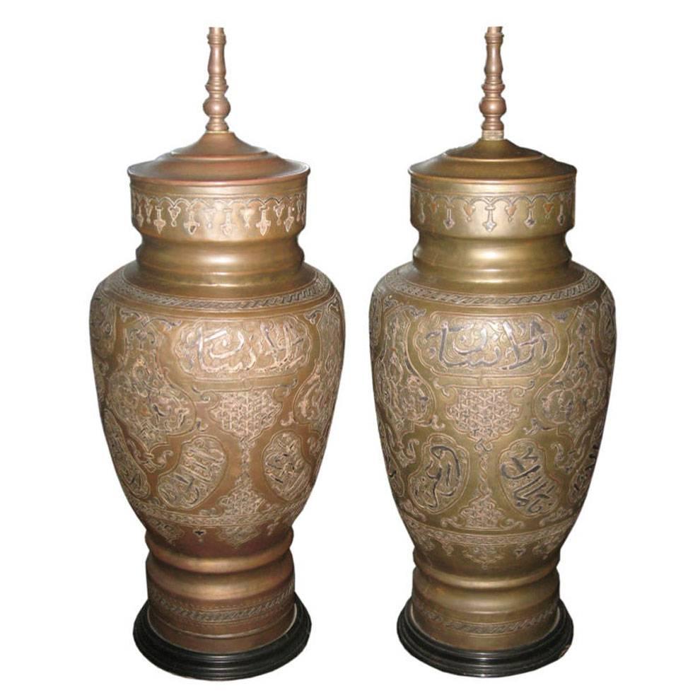 Paire de lampes du Moyen-Orient en laiton, cuivre et métal sterling