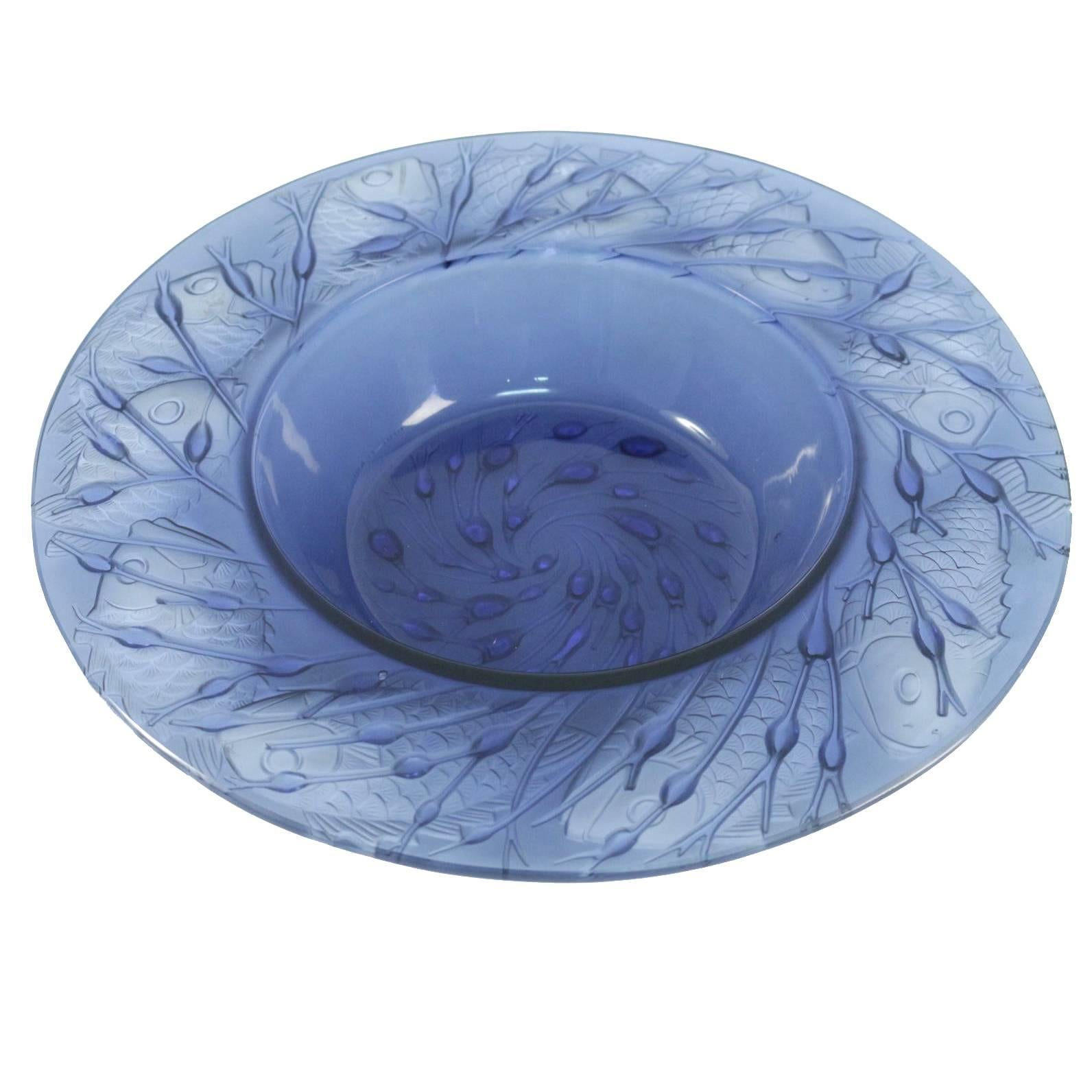 Lalique bowl Anvers:
38.2 cm wide blue fish under water plants motif glass R. Lalique bowl.
Blue molded pressed glass signed and stamped.
Coupe Anvers (1930).
Épreuve en verre bleu moulé pressé.
Signée.
Diameter: 38.2