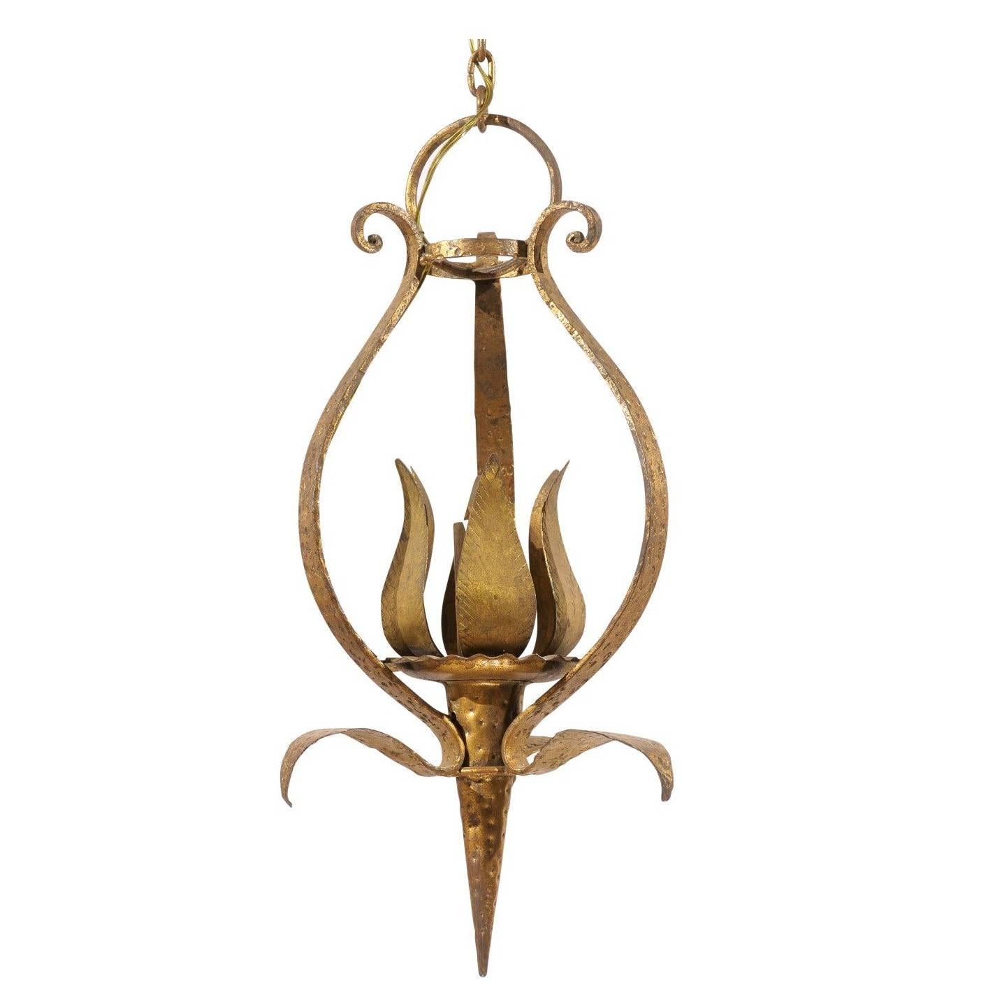 Lampadario francese a forma di tulipano, a una luce, in metallo martellato e dorato, metà del XX secolo. in vendita