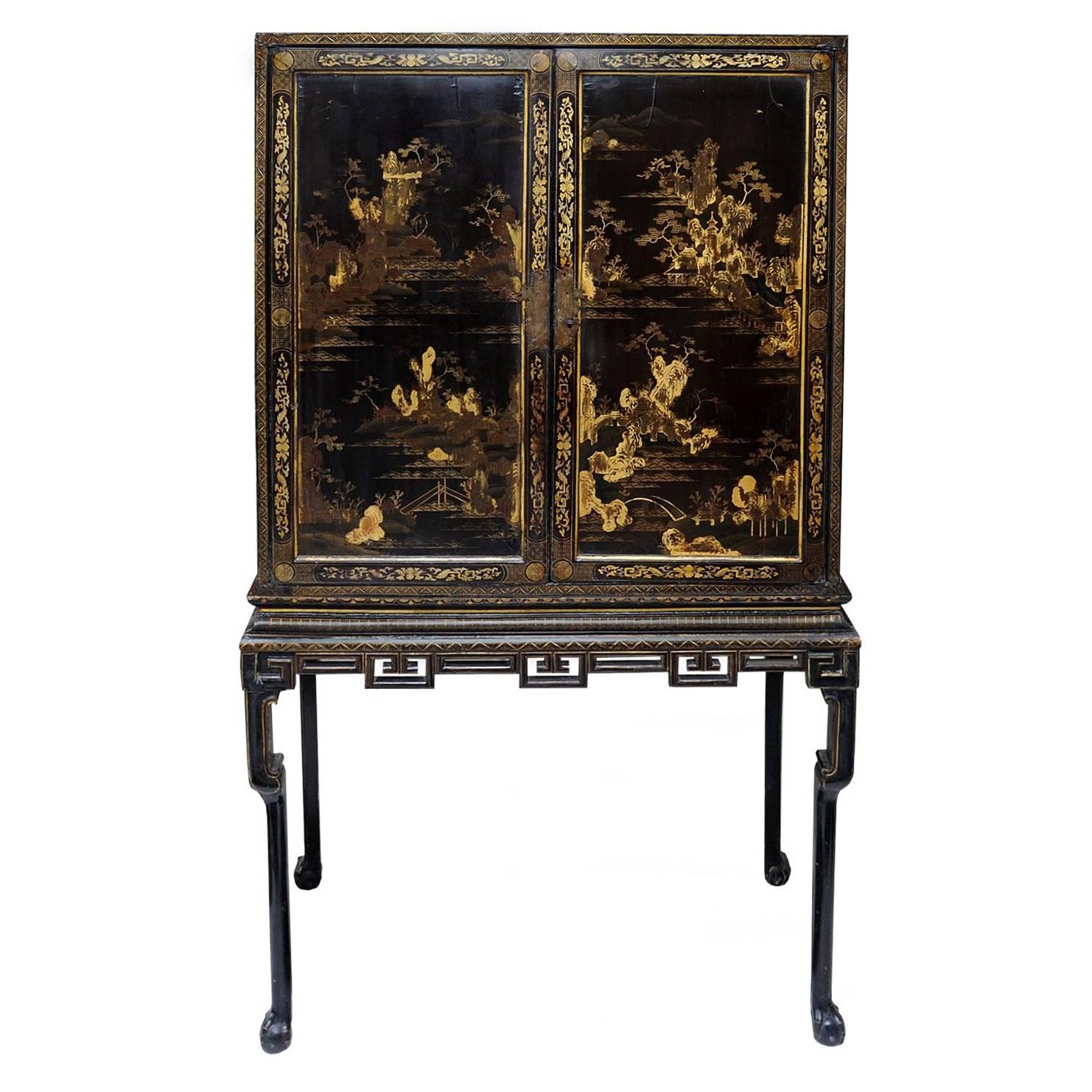 Rare Chinese Export George II Lacquered Cabinet, circa 1740 For Sale