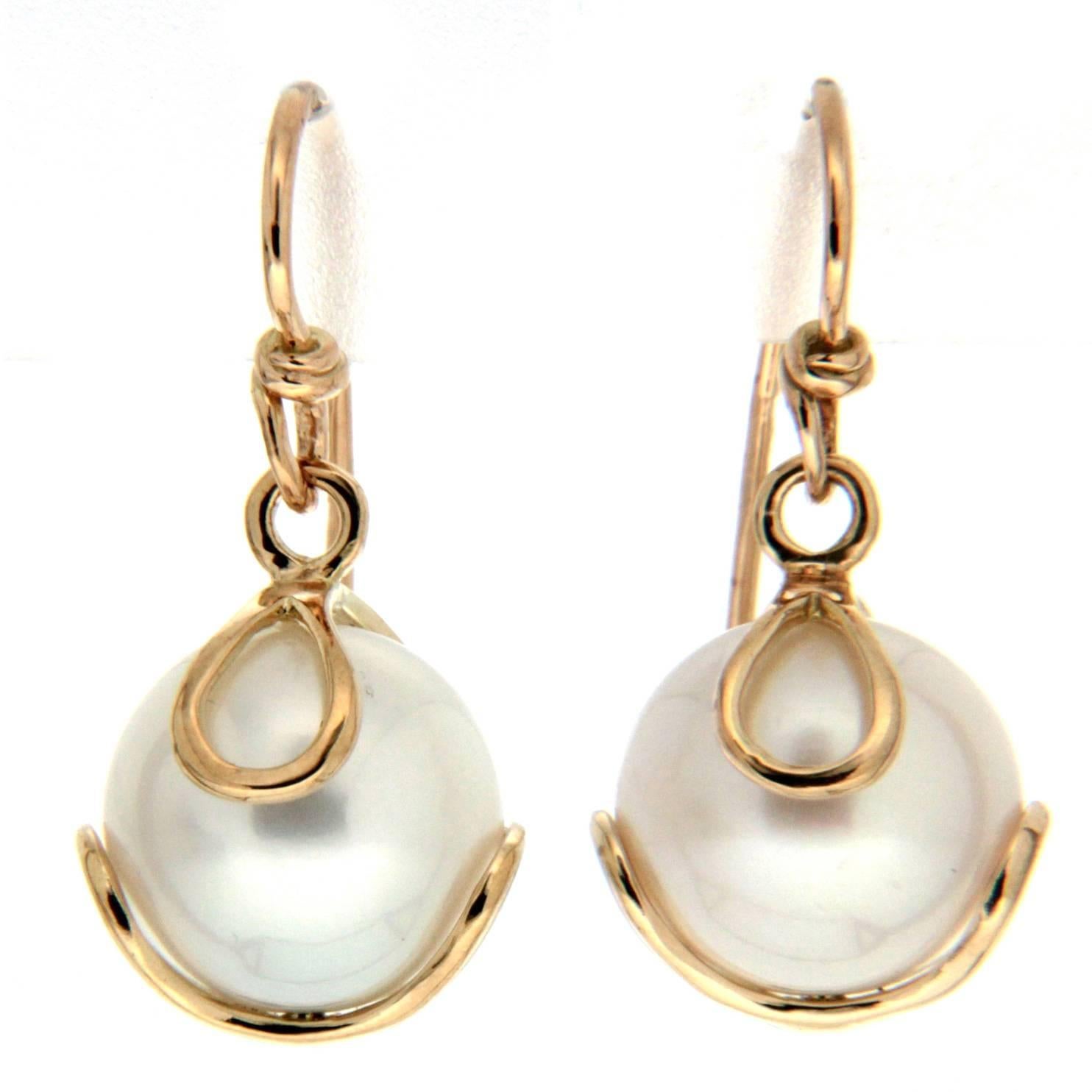 These elegant earrings are made in 18kt yellow gold, with a fresh water pearl drop and french wires.
