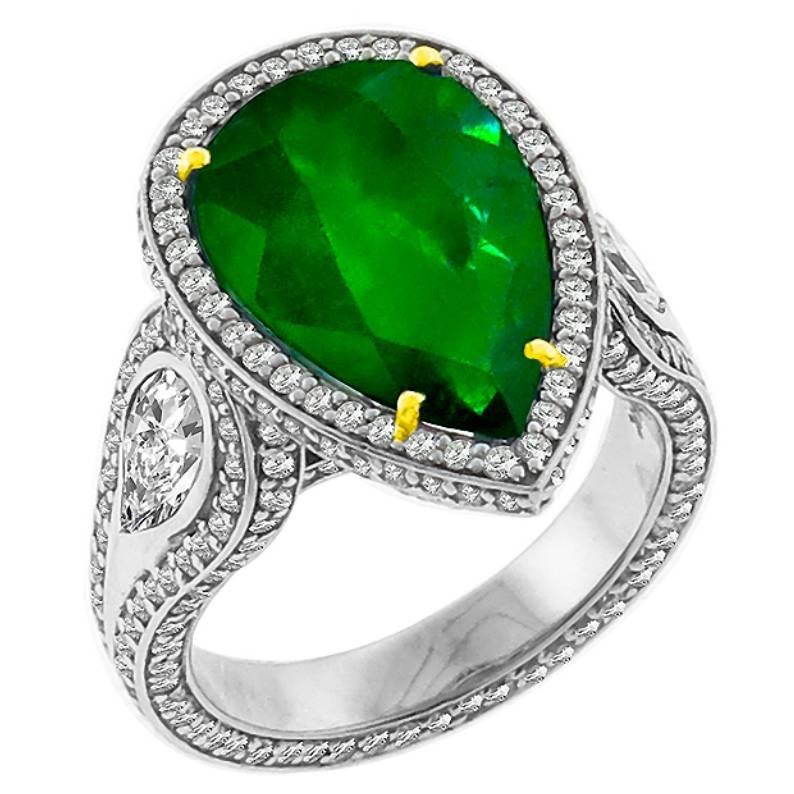 Superbe bague en or or ornée d'une émeraude de 3,72 carats et de diamants en vente