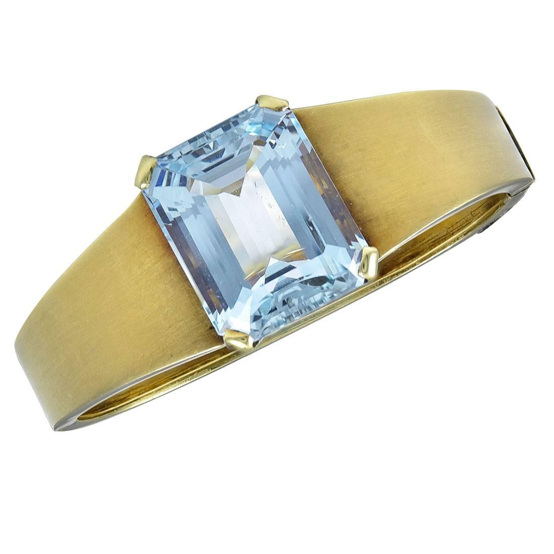 An Aquamarine and Gold Bangle of beautiful simplicity For Sale