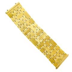 Magnificent Gucci Gold Textured Bracelet