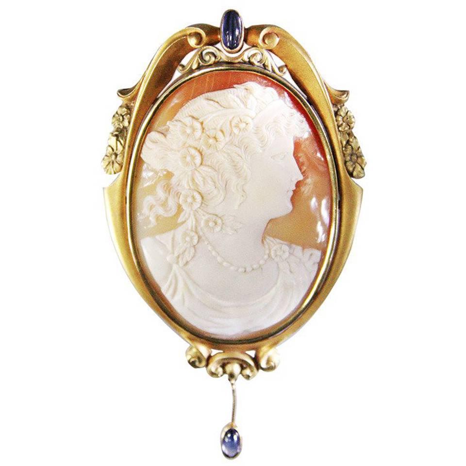 1900s Cameo Cabochon Sapphire Gold Frame Brooch For Sale