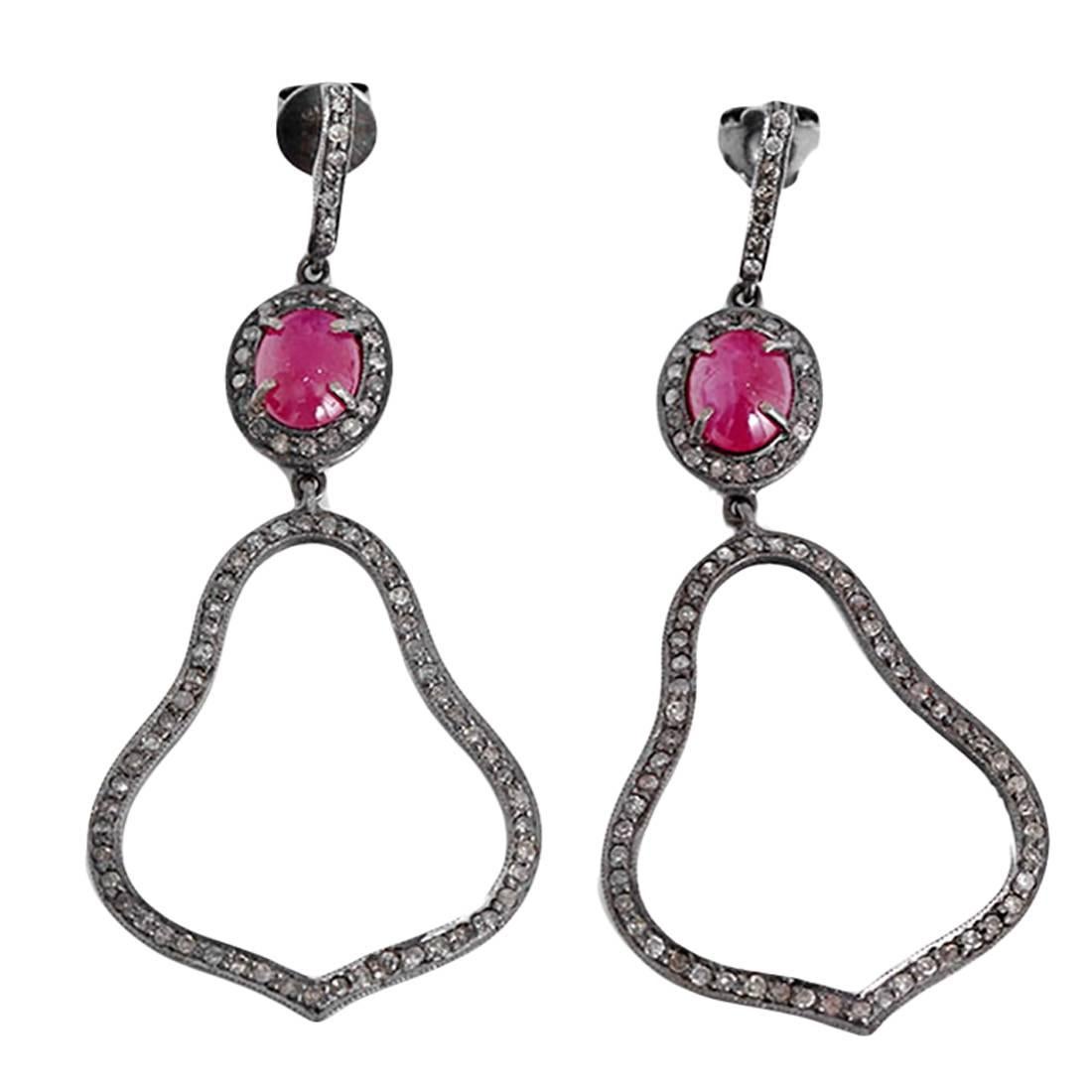 Pendants d'oreilles en argent sterling oxydé avec superbes rubis et diamants en vente