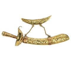 Antike Jabot-Brosche/Anstecknadel mit Schwert und Etui aus zweifarbigem Gold mit Gravur